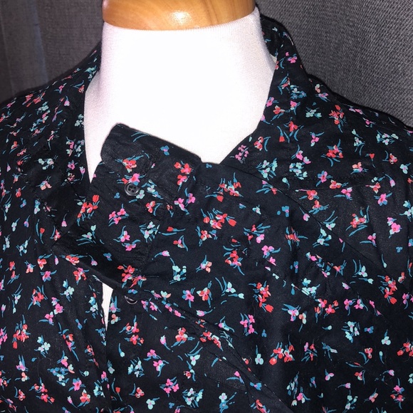Old Navy Black Floral button up - Picture 5 of 6
